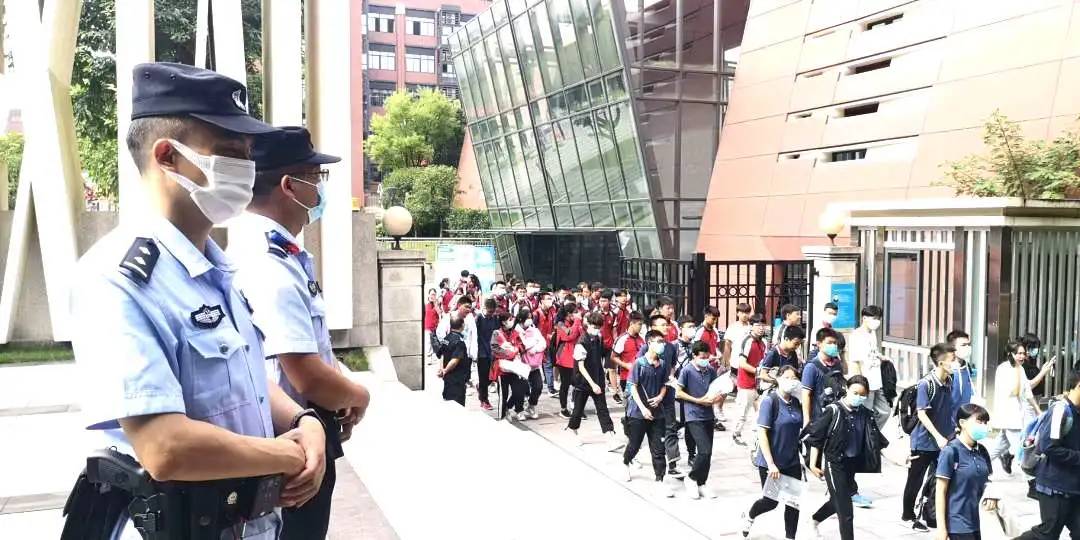 助中考圆满，祝学子圆梦 ，特警民警护学岗位上笑度别样生日